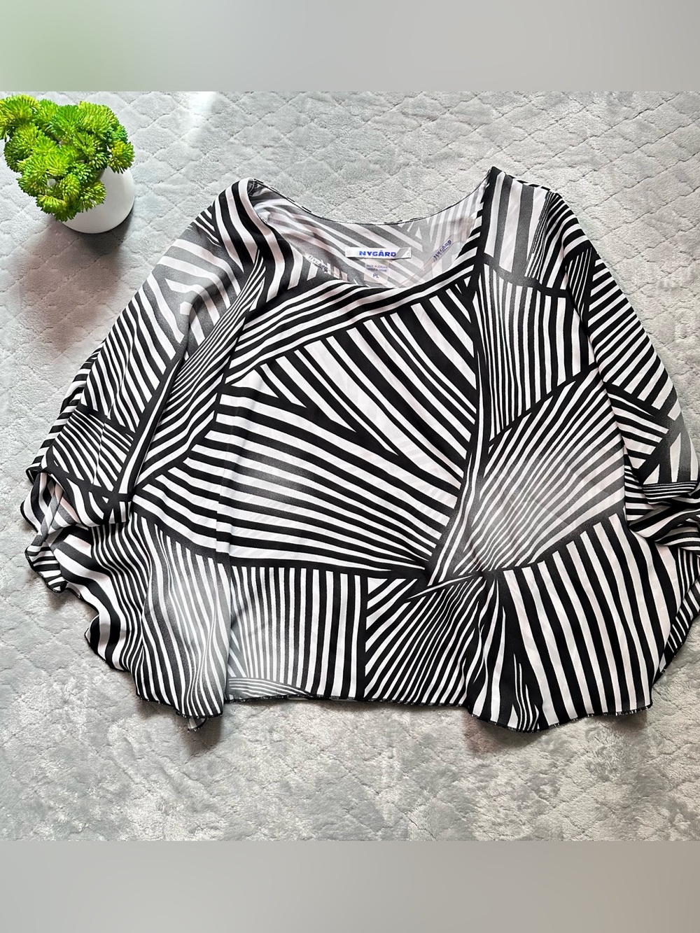 🖤🤍 Abstract Art Geometric Cape Blouse Nygård Poncho Top PL